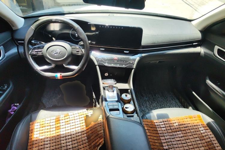 Used Hyundai Mistra 2021 1.8L CVT LUX Premium Edition Center Console