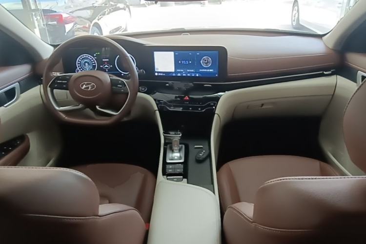 Used Hyundai Mistra 2021 1.8L CVT LUX Premium Edition Center Console