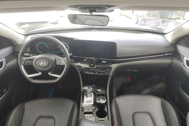 Used Hyundai Mistra 2021 1.8L CVT LUX Premium Edition Center Console