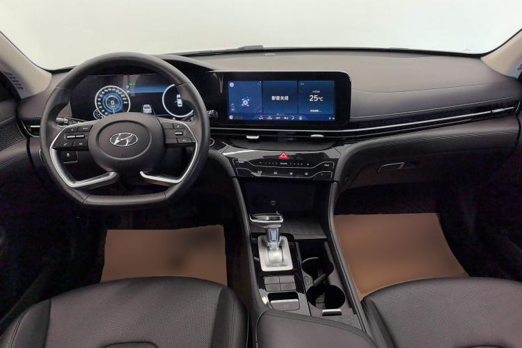 Used Hyundai Mistra 2021 1.8L CVT LUX Premium Edition Center Console