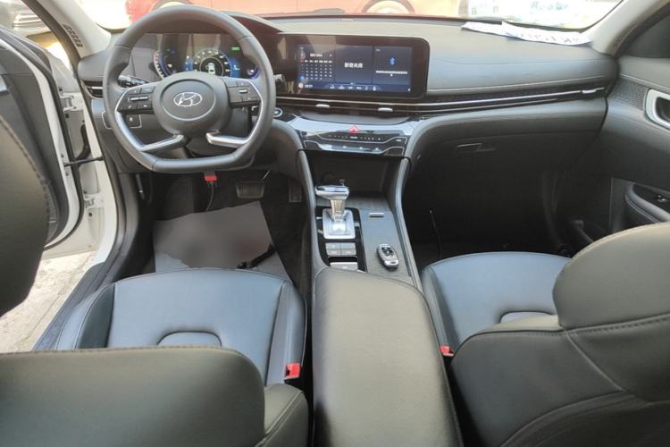 Used Hyundai Mistra 2021 1.8L CVT GLX Elite Edition Center Console