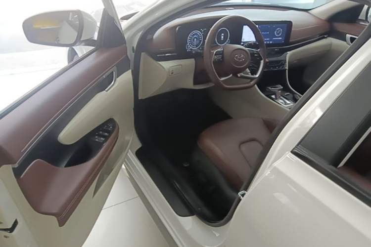 Used Hyundai Mistra 2021 1.8L CVT LUX Premium Edition Driver Seat