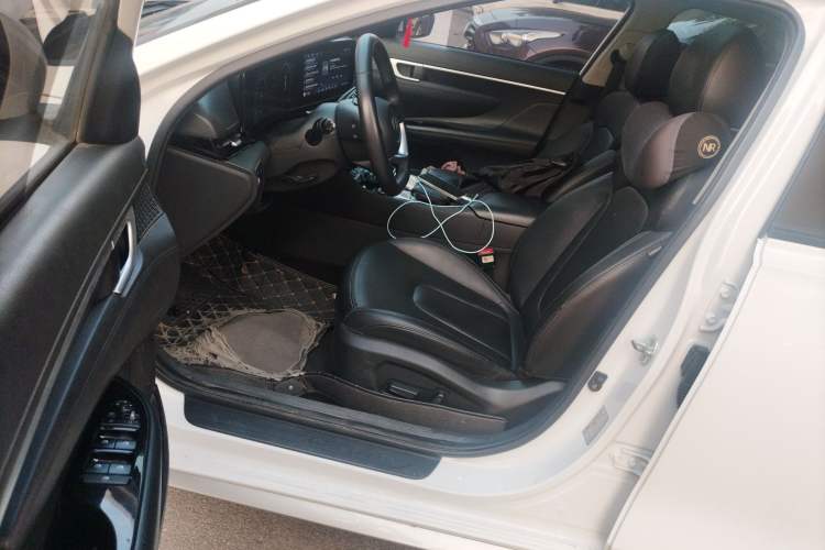 Used Hyundai Mistra 2021 1.8L CVT LUX Premium Edition Interior 3
