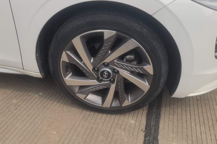 Used Hyundai Mistra 2021 270TGDi DCT LUX Prestige Edition Right Front Wheel Hub
