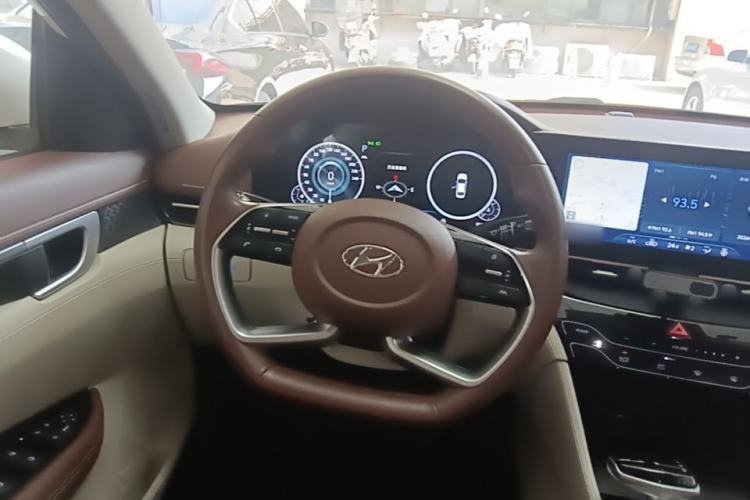 Used Hyundai Mistra 2021 1.8L CVT LUX Premium Edition Steering Wheel
