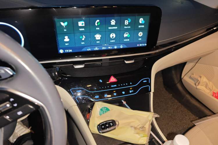 Used Hyundai Mistra New Energy 2021 LUX Premium Edition Audio And AC Panel