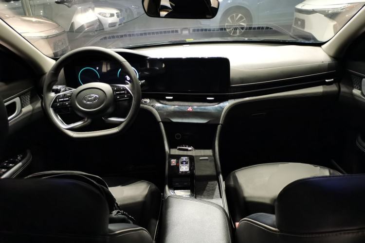 Used Hyundai Mistra New Energy 2021 LUX Premium Edition Interior 2