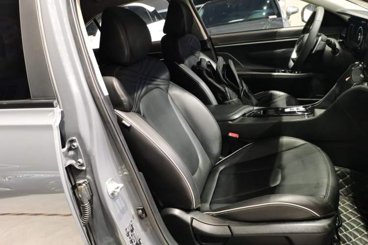 Used Hyundai Mistra New Energy 2021 LUX Premium Edition Right Front Seat