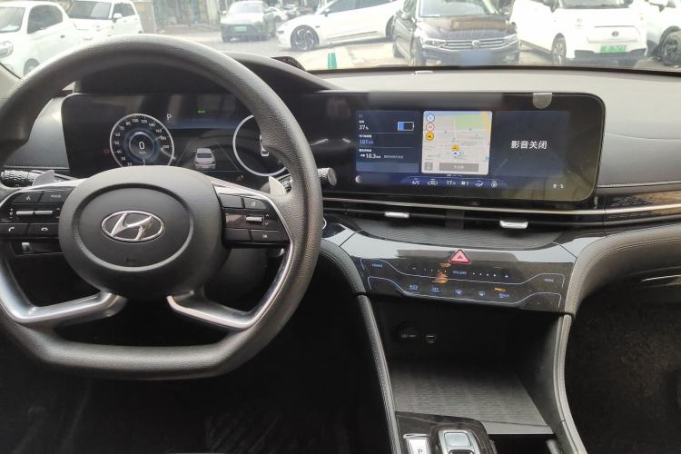 Used Hyundai Mistra New Energy 2021 GLX Elite Edition Center Console
