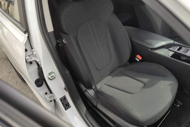Used Hyundai Mistra New Energy 2021 GLX Elite Edition Right Front Seat