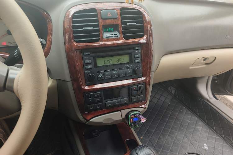 Used Hyundai MoInca 2009 2.0L Automatic Prestige GL Trim Audio And AC Panel