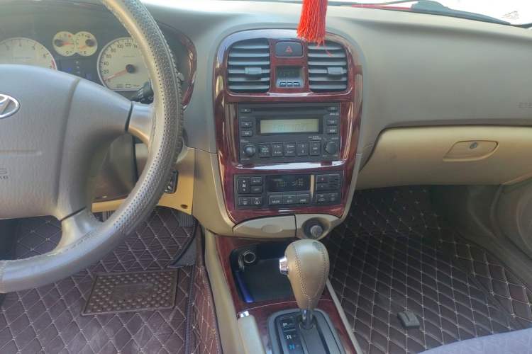 Used Hyundai MoInca 2009 2.0L Automatic Prestige GL Trim Audio And AC Panel