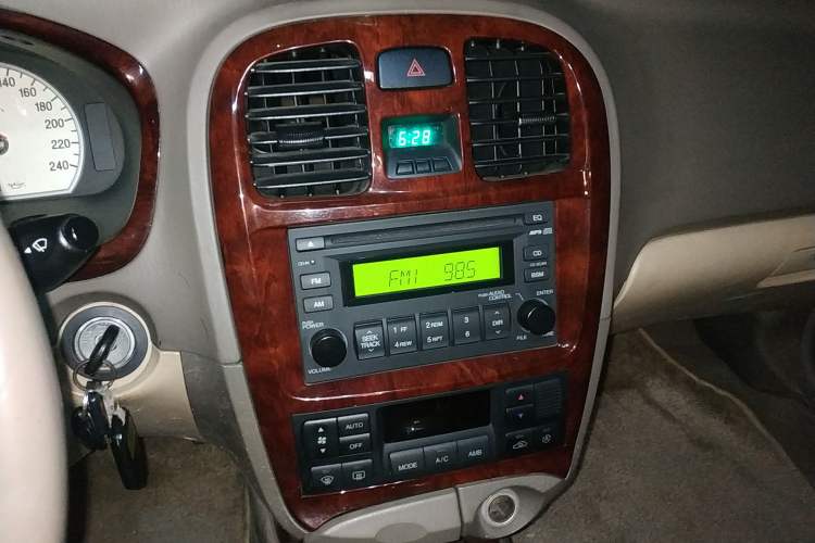 Used Hyundai MoInca 2009 2.0L Automatic Prestige GL Trim Audio And AC Panel