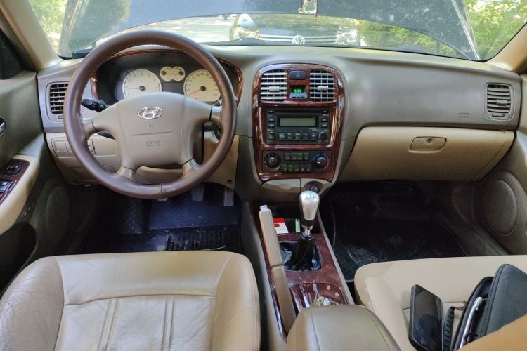 Used Hyundai MoInca 2009 1.8L Manual Luxury Edition GL Center Console