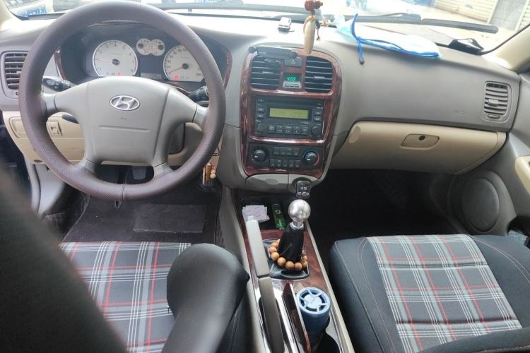 Used Hyundai MoInca 2009 2.0L Manual Comfort Edition GL Center Console