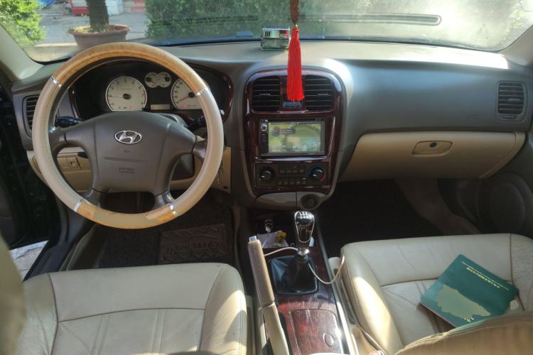 Used Hyundai MoInca 2009 2.0L Manual Luxury Edition GL Center Console