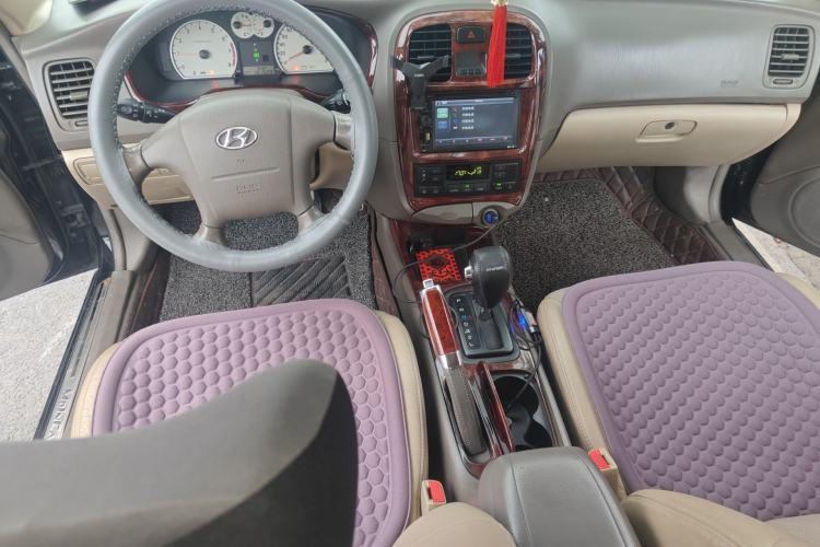 Used Hyundai MoInca 2009 1.8L Automatic Prestige GL Model Center Console
