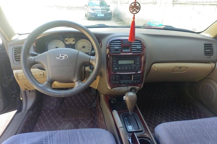 Used Hyundai MoInca 2009 2.0L Automatic Prestige GL Trim Center Console