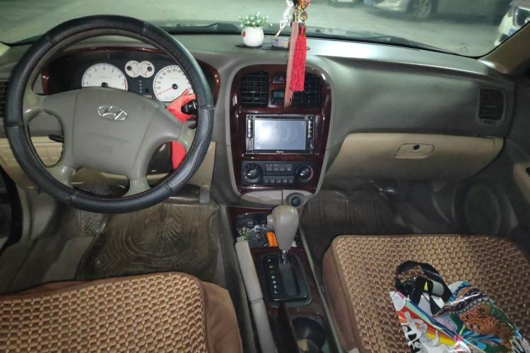 Used Hyundai MoInca 2009 2.0L Automatic Comfort Edition GL Center Console