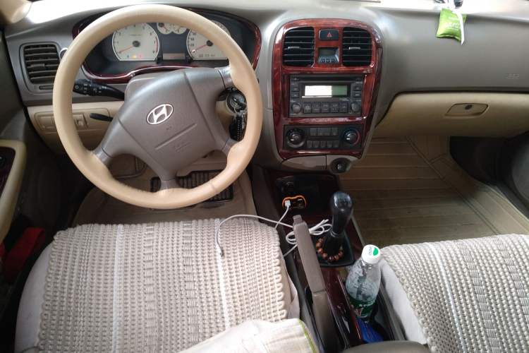 Used Hyundai MoInca 2009 1.8L Manual Comfort Edition GL Center Console