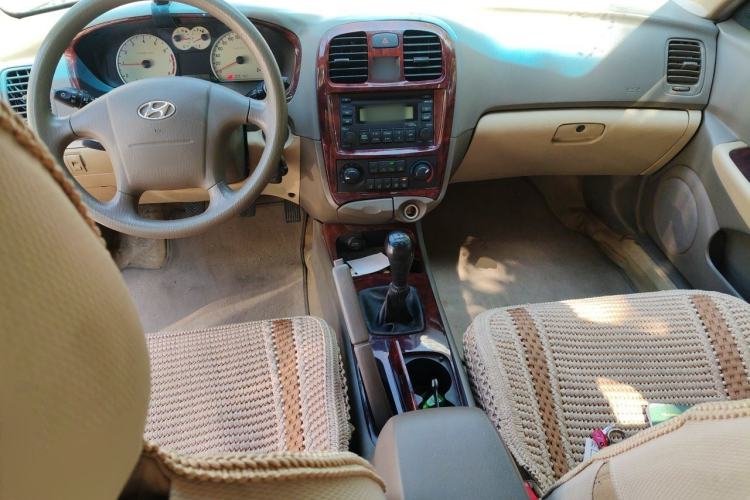 Used Hyundai MoInca 2009 1.8L Manual Comfort Edition GL Center Console