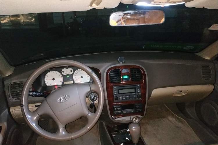 Used Hyundai MoInca 2009 2.0L Automatic Prestige GL Trim Center Console