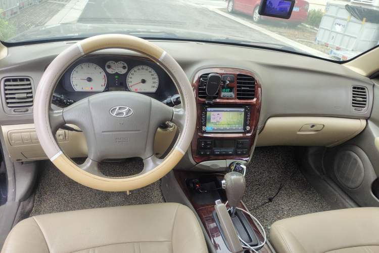 Used Hyundai MoInca 2009 2.0L Automatic Prestige GL Trim Center Console