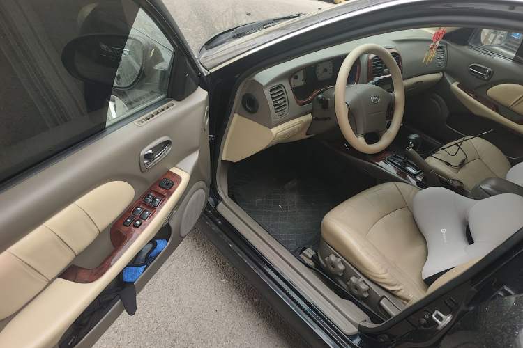 Used Hyundai MoInca 2009 2.0L Automatic Prestige GL Trim Driver Seat