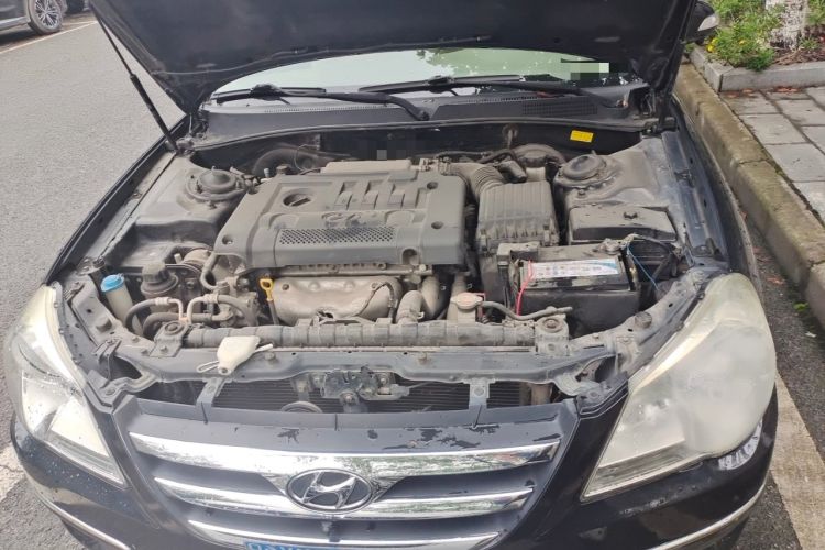 Used Hyundai MoInca 2009 1.8L Automatic Prestige GL Model Engine Bay