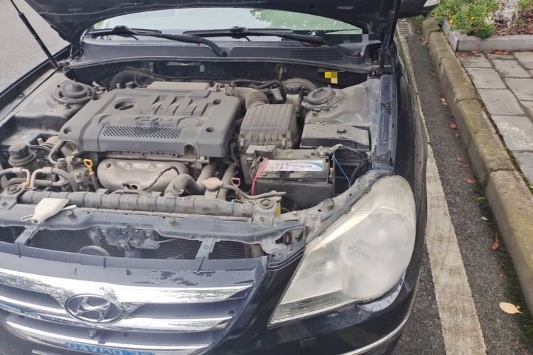 Used Hyundai MoInca 2009 1.8L Automatic Prestige GL Model Engine Bay Left