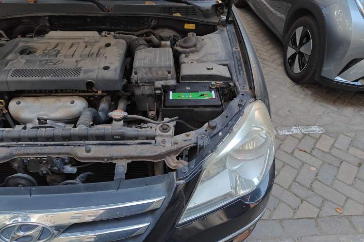 Used Hyundai MoInca 2009 2.0L Manual Luxury Edition GL Engine Bay Left