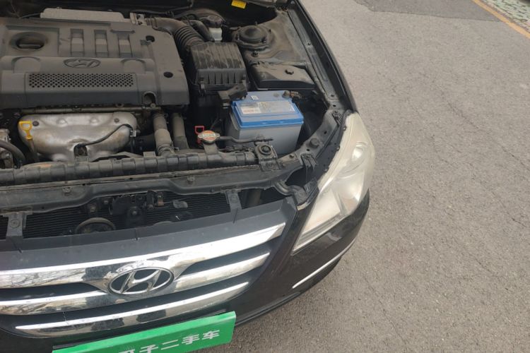 Used Hyundai MoInca 2009 2.0L Automatic Prestige GL Trim Engine Bay Left
