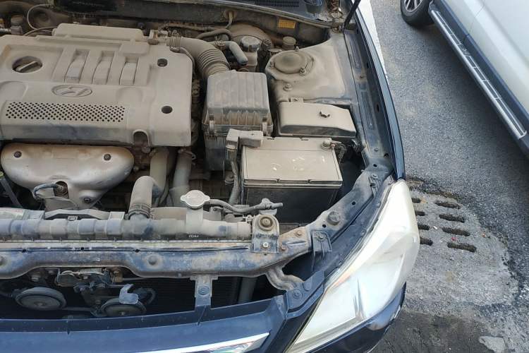 Used Hyundai MoInca 2009 2.0L Manual Luxury Edition GL Engine Bay Left