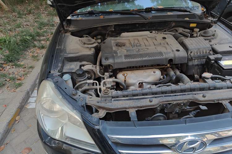 Used Hyundai MoInca 2009 2.0L Manual Luxury Edition GL Engine Bay Right