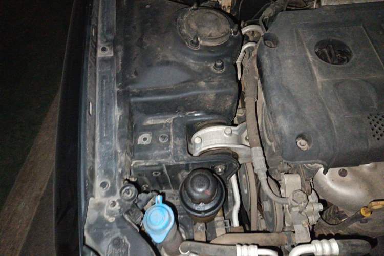 Used Hyundai MoInca 2009 1.8L Manual Luxury Edition GL Engine Bay Right