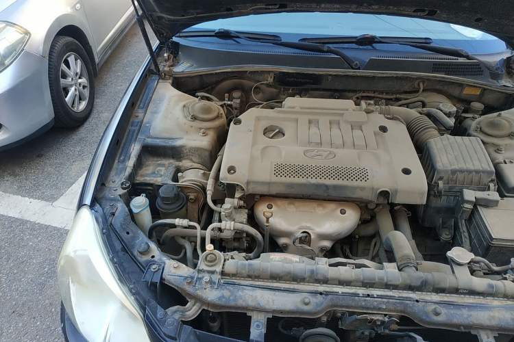 Used Hyundai MoInca 2009 2.0L Manual Luxury Edition GL Engine Bay Right