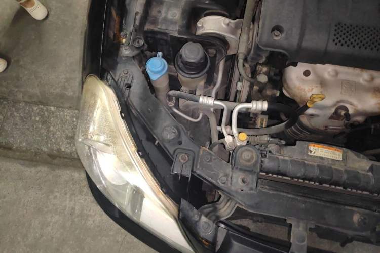 Used Hyundai MoInca 2009 2.0L Automatic Comfort Edition GL Engine Bay Right
