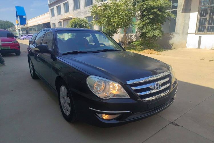 Used Hyundai MoInca 2009 2.0L Automatic Prestige GL Trim Front Right 45 Deg