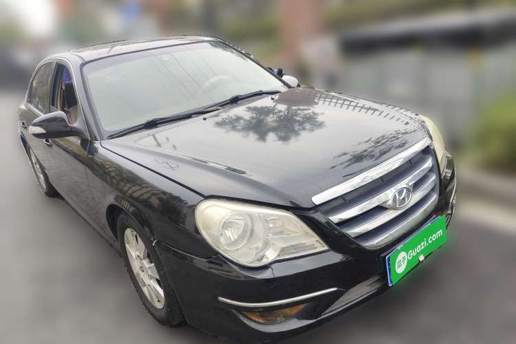 Used Hyundai MoInca 2009 2.0L Automatic Prestige GL Trim Front Right 45 Deg