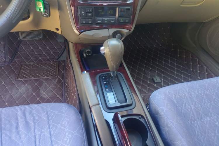 Used Hyundai MoInca 2009 2.0L Automatic Prestige GL Trim Gear Lever