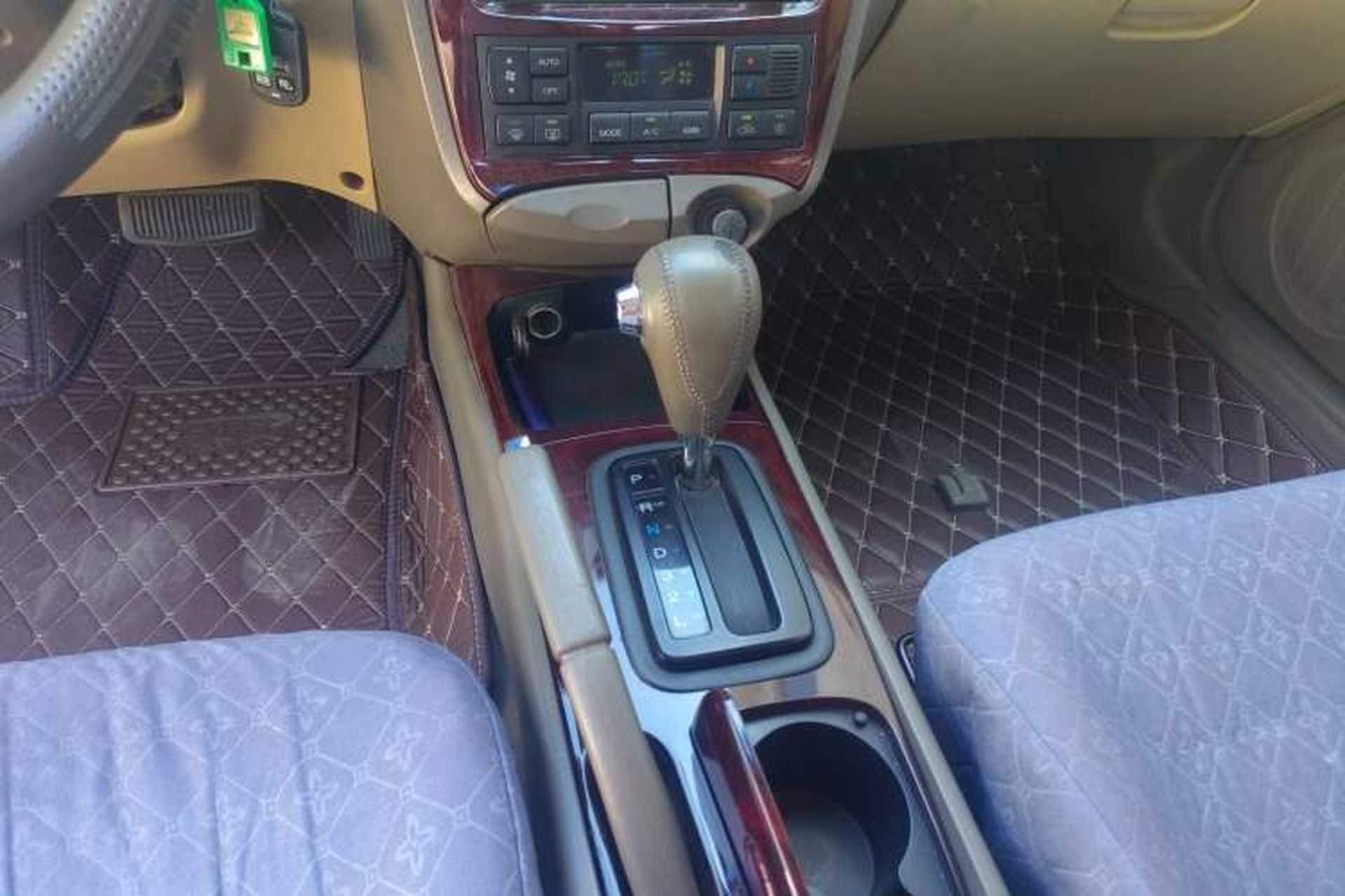 Used Hyundai MoInca 2009 2.0L Automatic Prestige GL Trim Gear Lever
