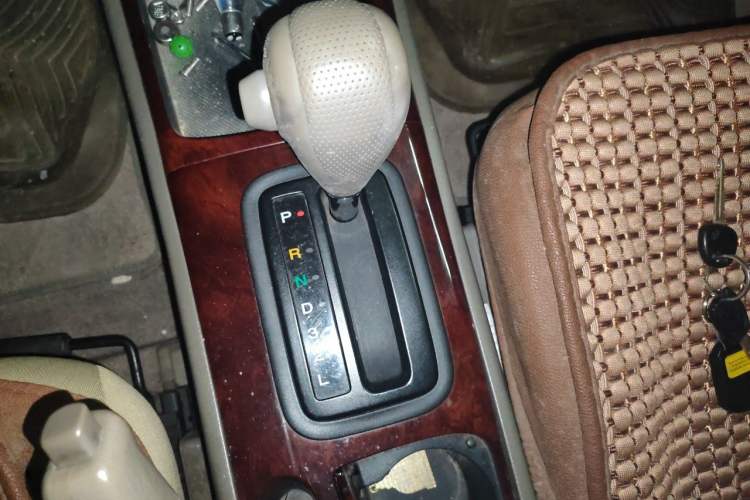 Used Hyundai MoInca 2009 2.0L Automatic Comfort Edition GL Gear Lever