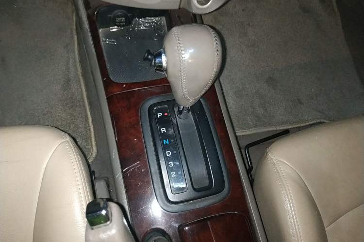 Used Hyundai MoInca 2009 2.0L Automatic Prestige GL Trim Gear Lever
