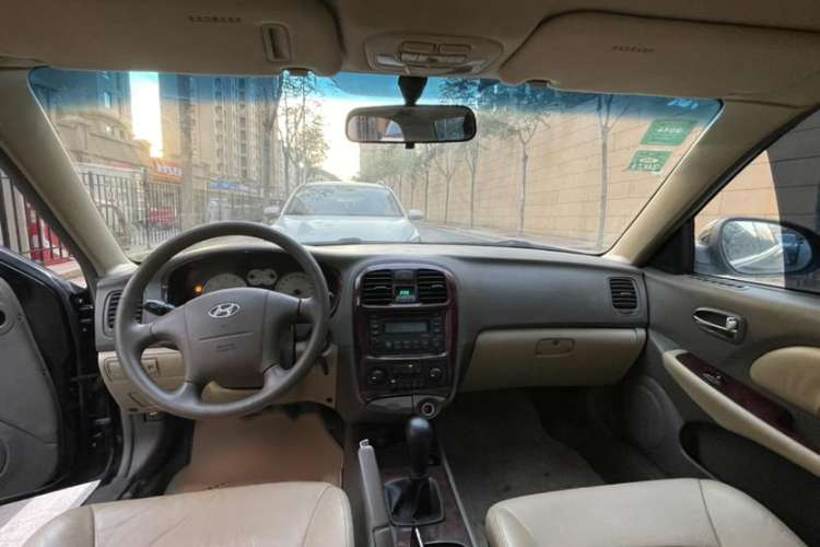 Used Hyundai MoInca 2009 1.8L Manual Luxury Edition GL Interior 3