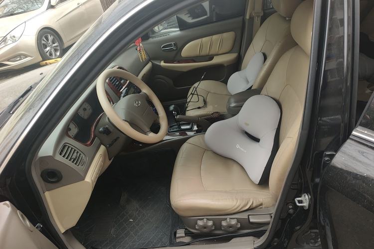 Used Hyundai MoInca 2009 2.0L Automatic Prestige GL Trim Left Front Seat