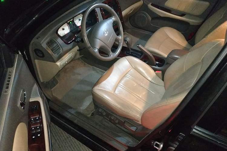 Used Hyundai MoInca 2009 2.0L Automatic Prestige GL Trim Left Front Seat