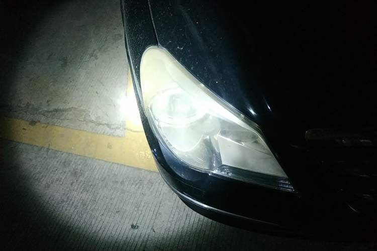 Used Hyundai MoInca 2009 2.0L Automatic Prestige GL Trim Right Front Headlight
