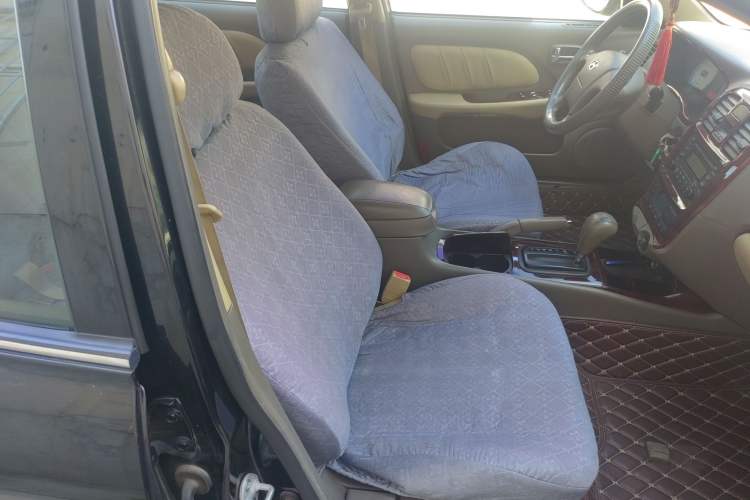 Used Hyundai MoInca 2009 2.0L Automatic Prestige GL Trim Right Front Seat