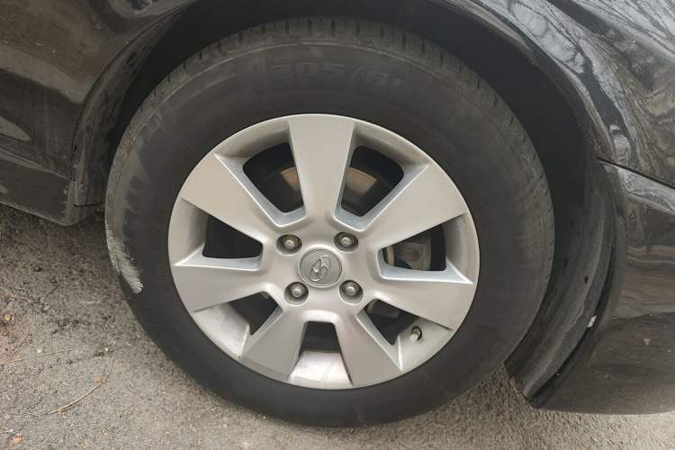 Used Hyundai MoInca 2009 2.0L Automatic Prestige GL Trim Right Front Wheel Hub