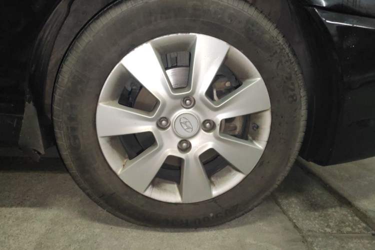Used Hyundai MoInca 2009 2.0L Automatic Comfort Edition GL Right Front Wheel Hub